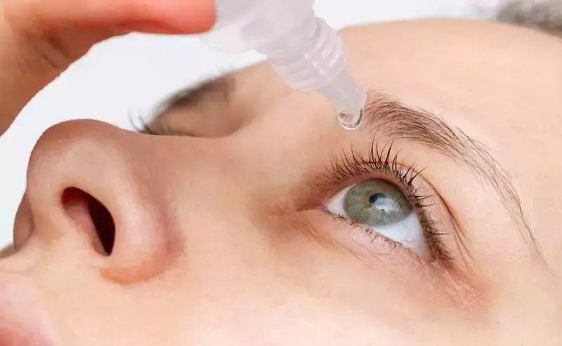يتم استخدام قطرة العيون لترطيب العين