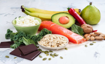 مائدة تحتوي على أطعمة تساعد على خفض الكوليسترول في الدم