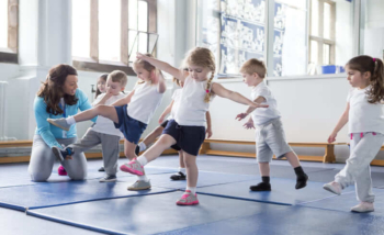 صالة ألعاب تضم عدد من الأطفال أثناء ممارسهم التمارين الرياضية