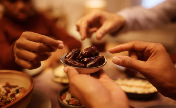عدد من الصائمين يتناولون التمر للحفاظ على النظام الغذائي الصحي في رمضان