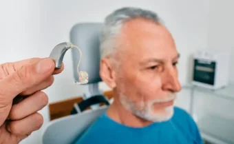 رجل يعاني من ضعف في الأذن ويحتاج إلى جهاز المعينات السمعية