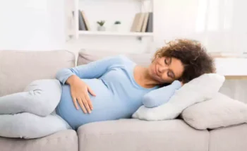 المرأة الحامل في وضعية نوم مناسبة