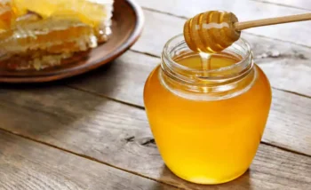 مائدة تحتوي على برطمان من العسل يفيد في علاج السعال