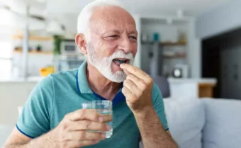 رجل كبير في السن يتناول فيتامين B3 ظناً منه أنه يحميه من أمراض القلب